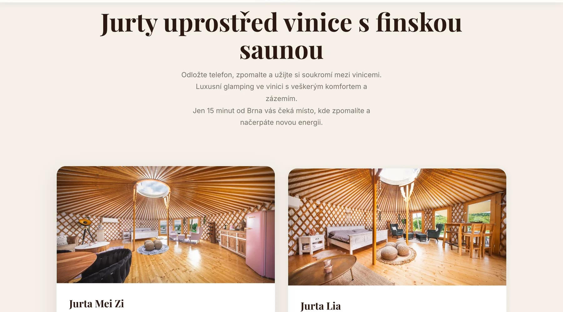 Sekce Jurty uprostřed vinice s finskou saunou: nadpis, krátký text a dvě karty s fotkami interiérů jurt Mei Zi a Lia