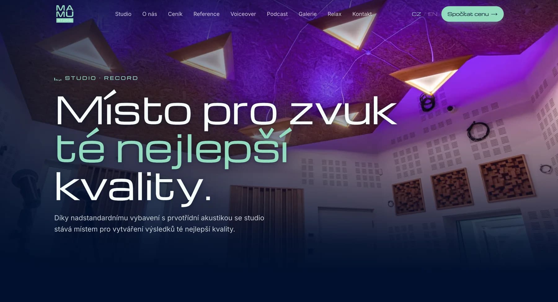 Úvod stránky Studio: nahrávací místnost s fialově nasvíceným stropem a akustickými panely, nadpis Místo pro zvuk té nejlepší kvality